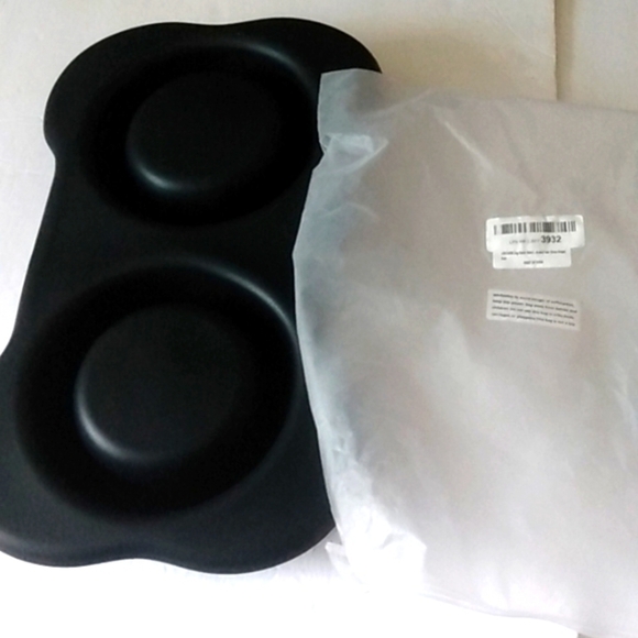 BONE SHAPED SILICONE MAT WITH STAINLESS STEEL PET FEEDING AND WATER BOWL… - Picture 6 of 8